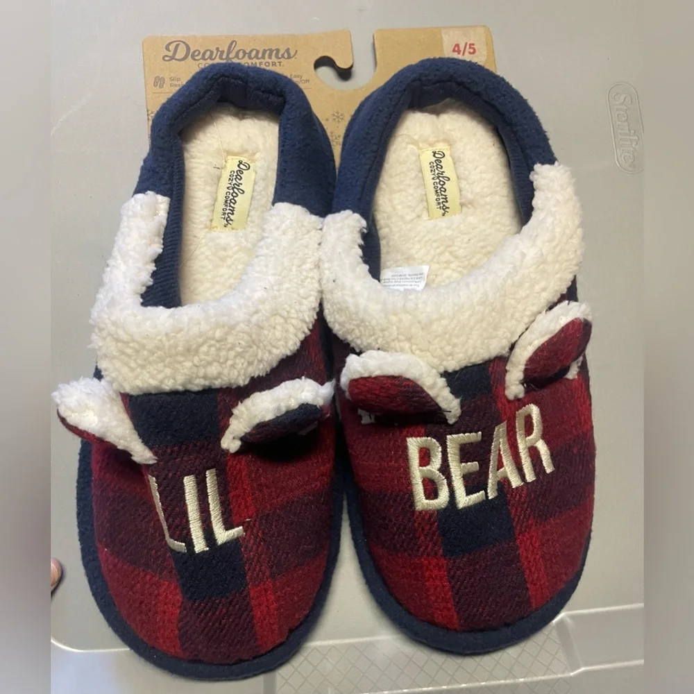 Dearfoarms Cozy Red and‎ Blue Plaid Kids Slippers! NEW! Size 4/5